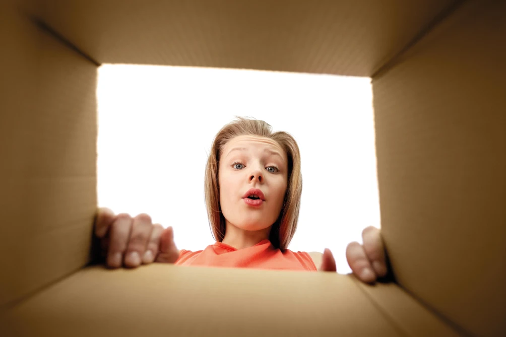 Jemand schaut in einen Karton