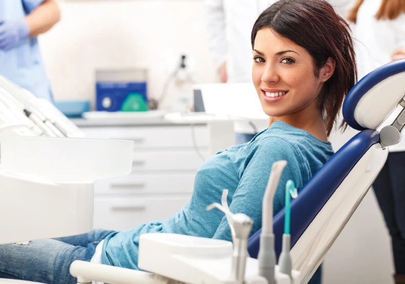 Frau beim Zahnarzt