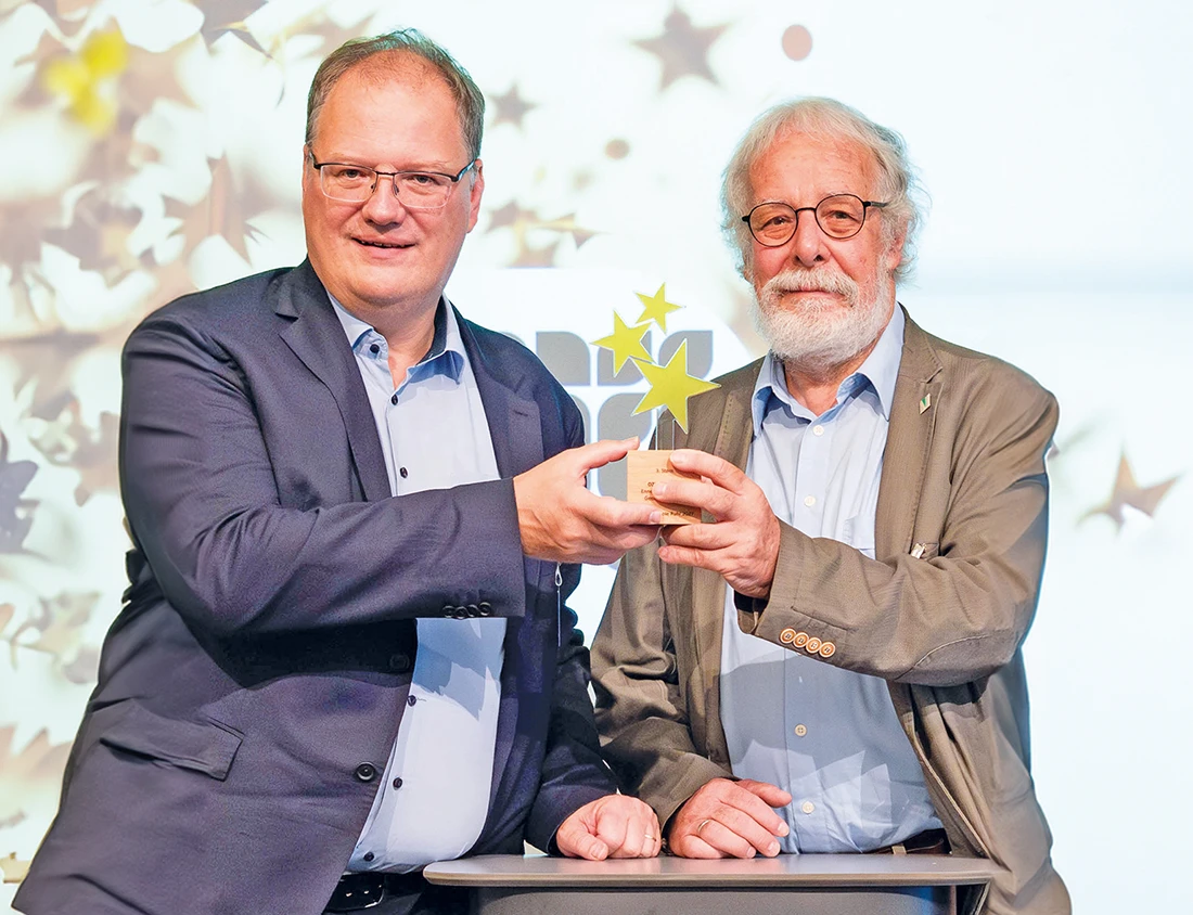 Landrat Olaf Schade nimmt von Horst Fischer den 3. IGA Stern entgegen