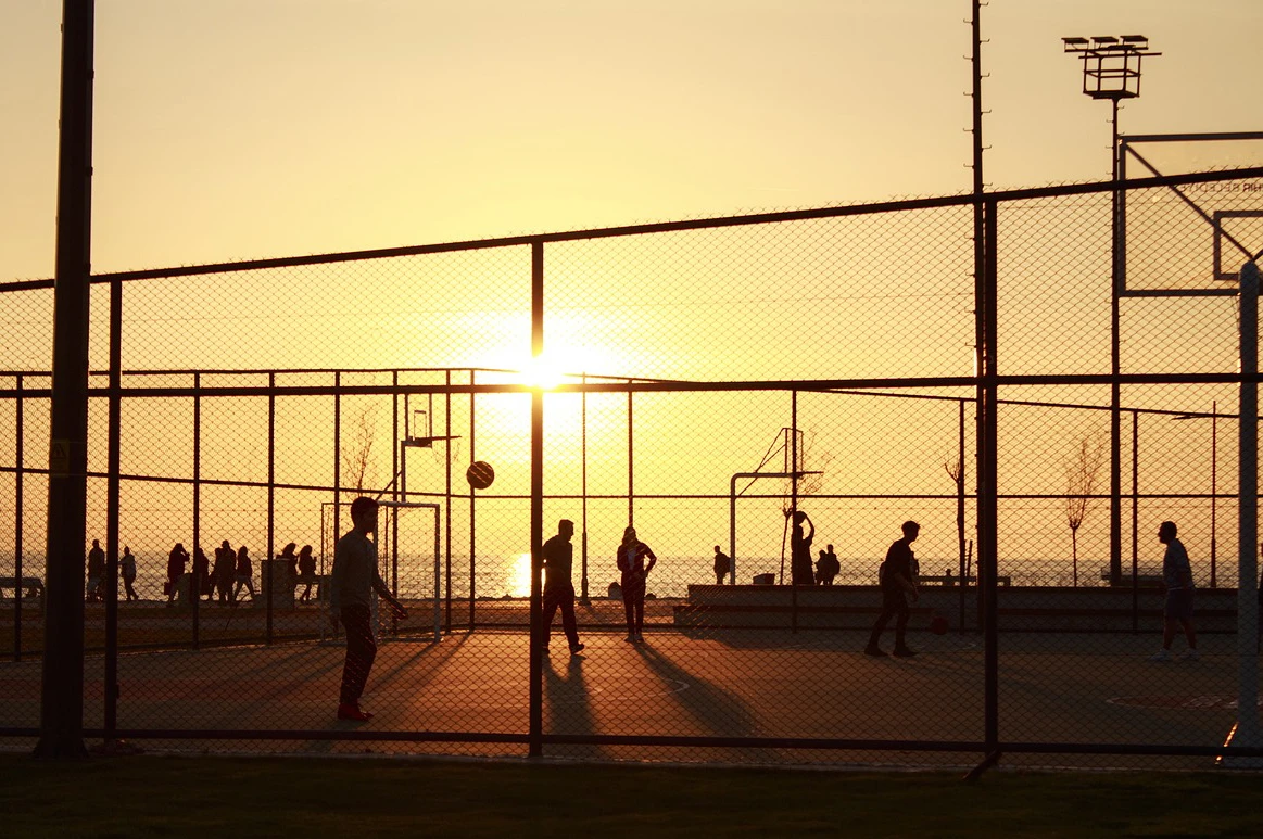 Baskettballplatz am Abend