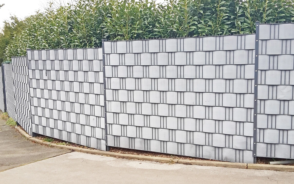 Windschutzwand und Hecke dahinter