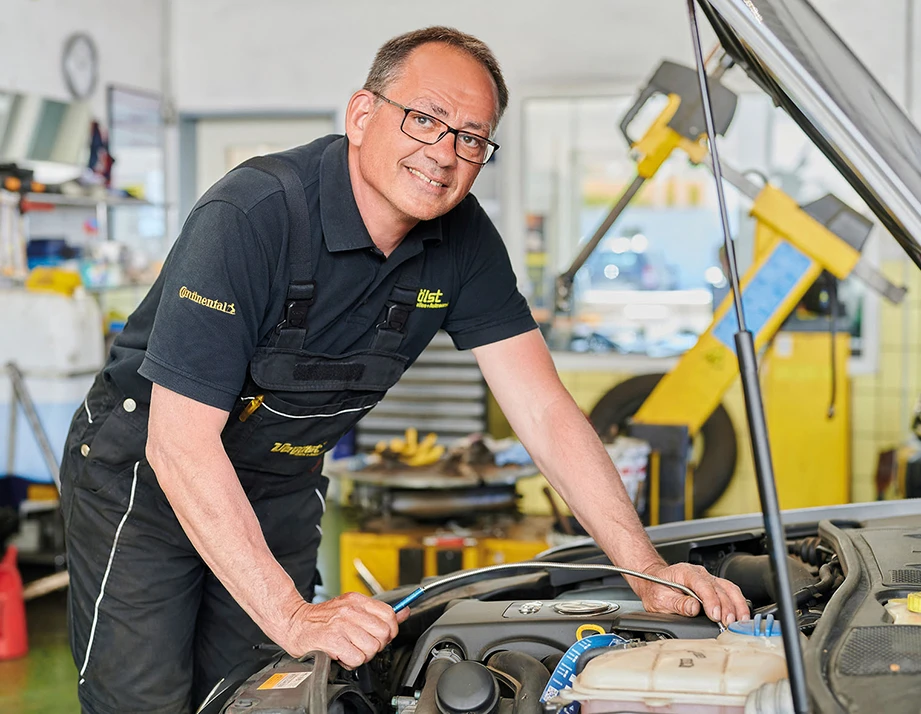 Mechatroniker in Werkstatt