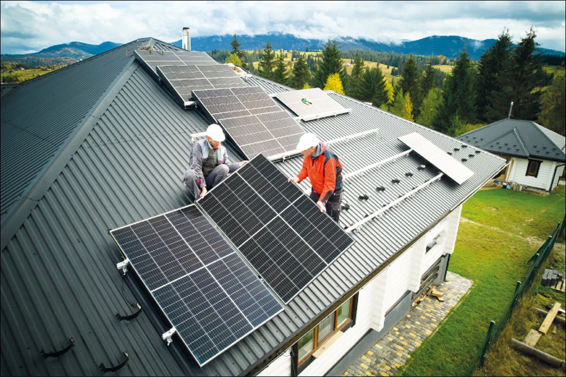 Solarplattenverlegung auf einem Dach