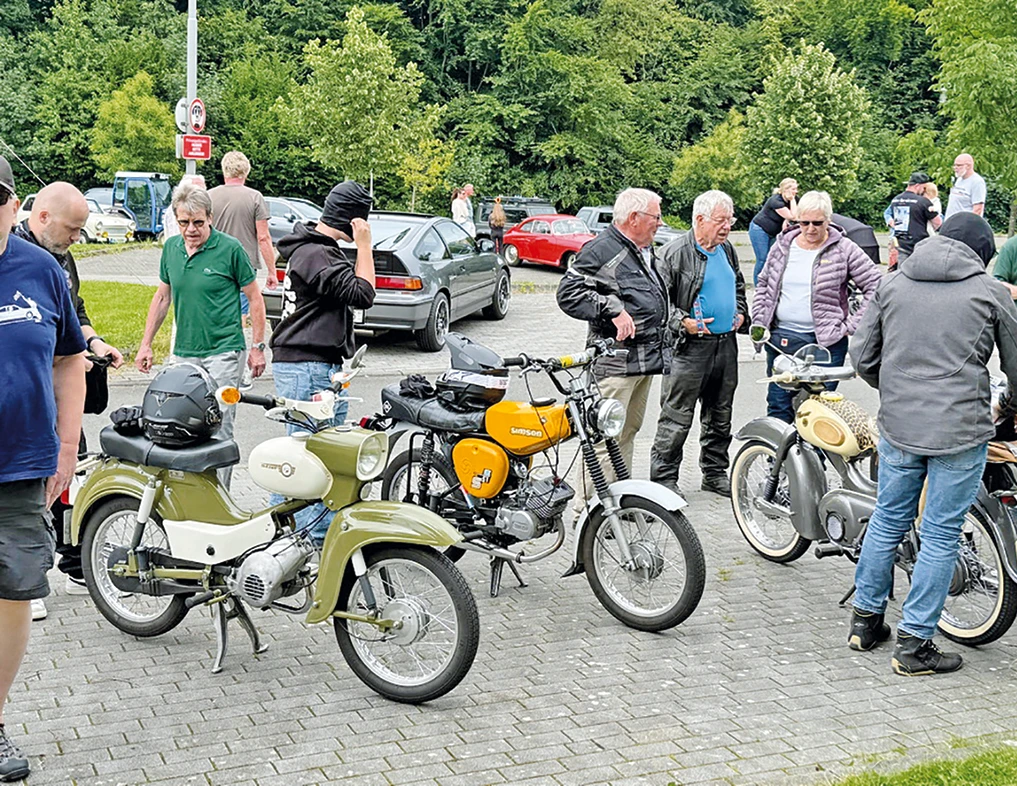 Leute an Motorrädern