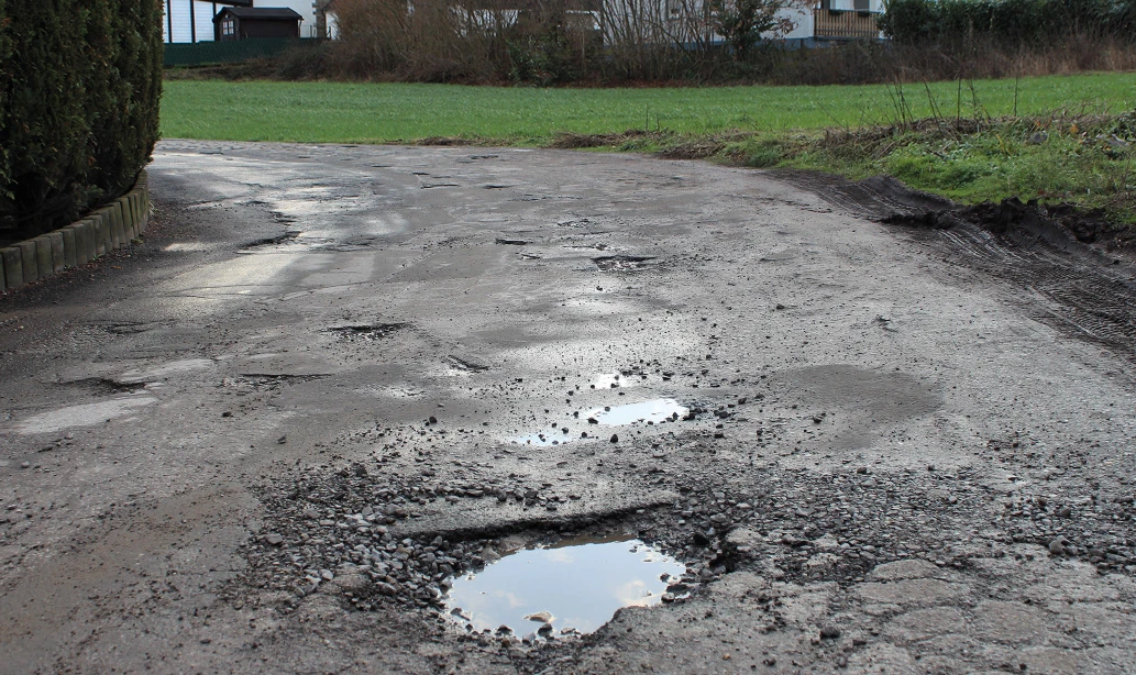 Strassenschäden auf Weg