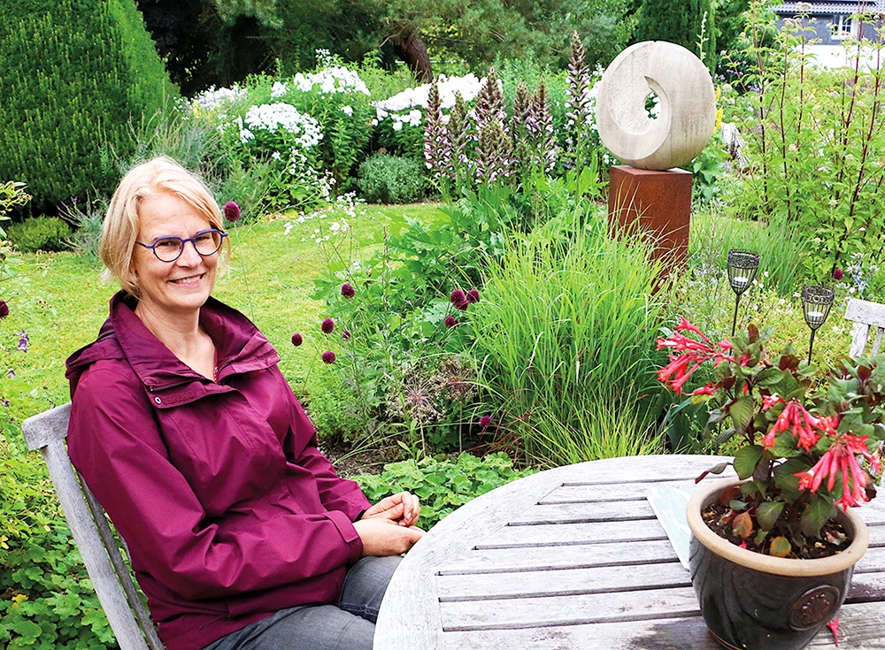 Anke Lehmann in ihrem Garten