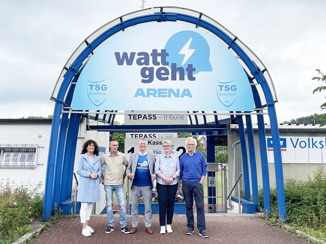 Gruppenbild vorm Arenaeingang