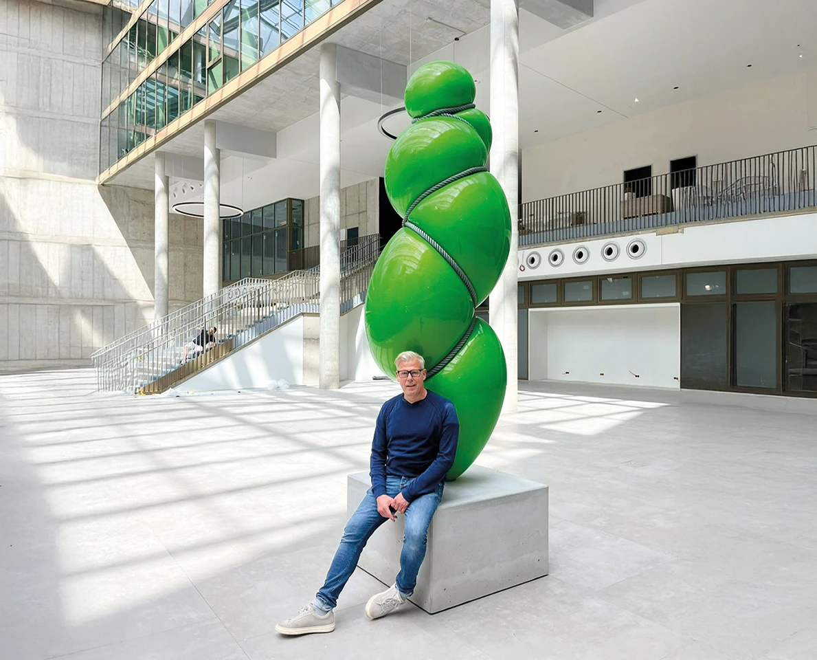 Stephan Marienfeld mit seinem Werk „Blow up“