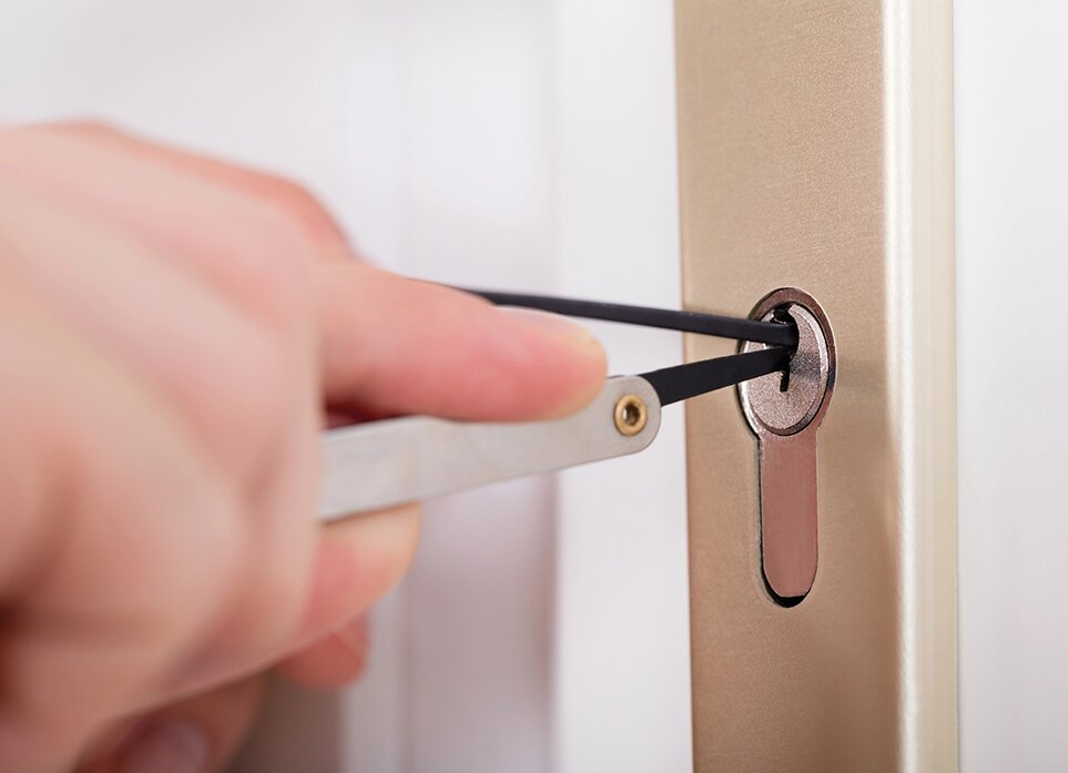 RUH-SYM-Einbruch-Schloss-stock-image-2025.jpg