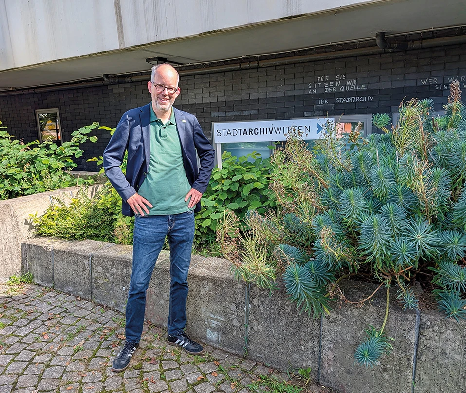 Portraitbild vor Stadtarchiv