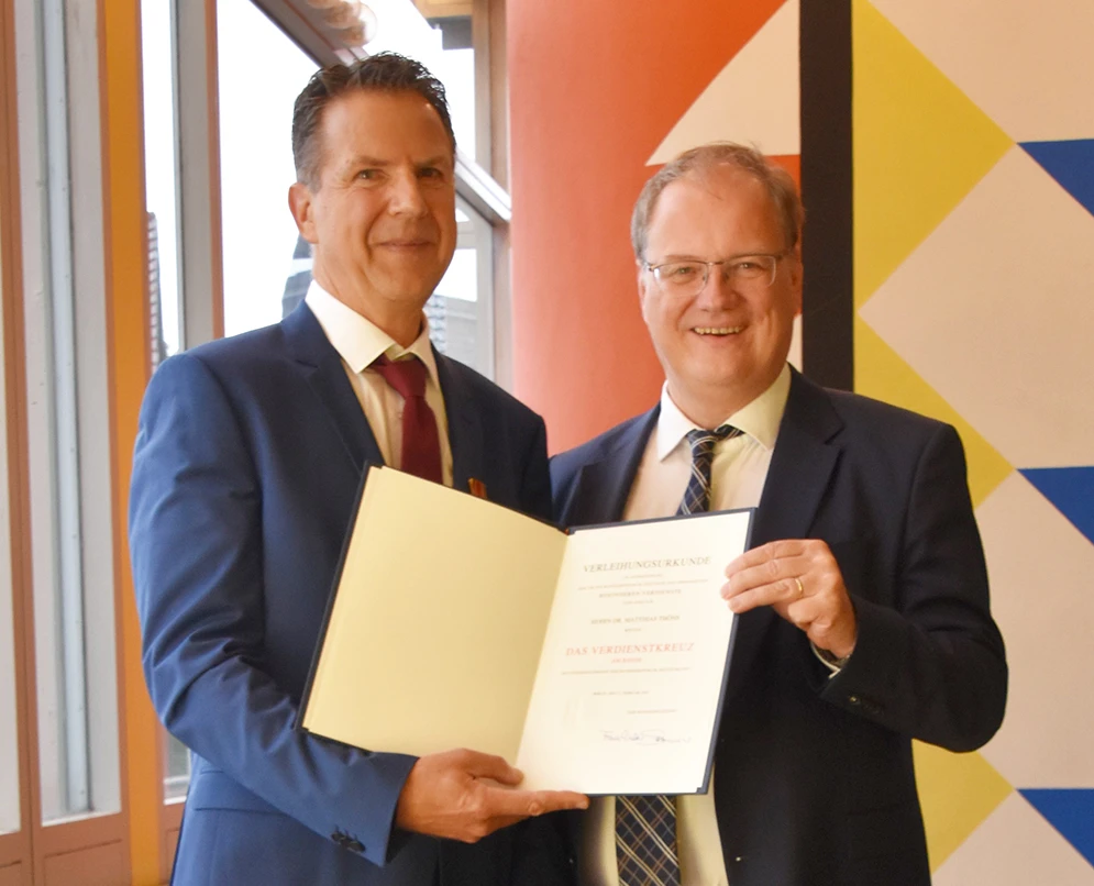 Doppelportrait mit Urkunde